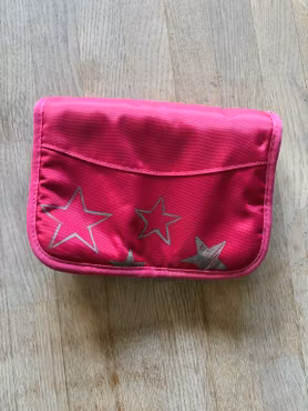 Penalhus Ergobag pink med grå stjerner – ca. 19 × 13 cm