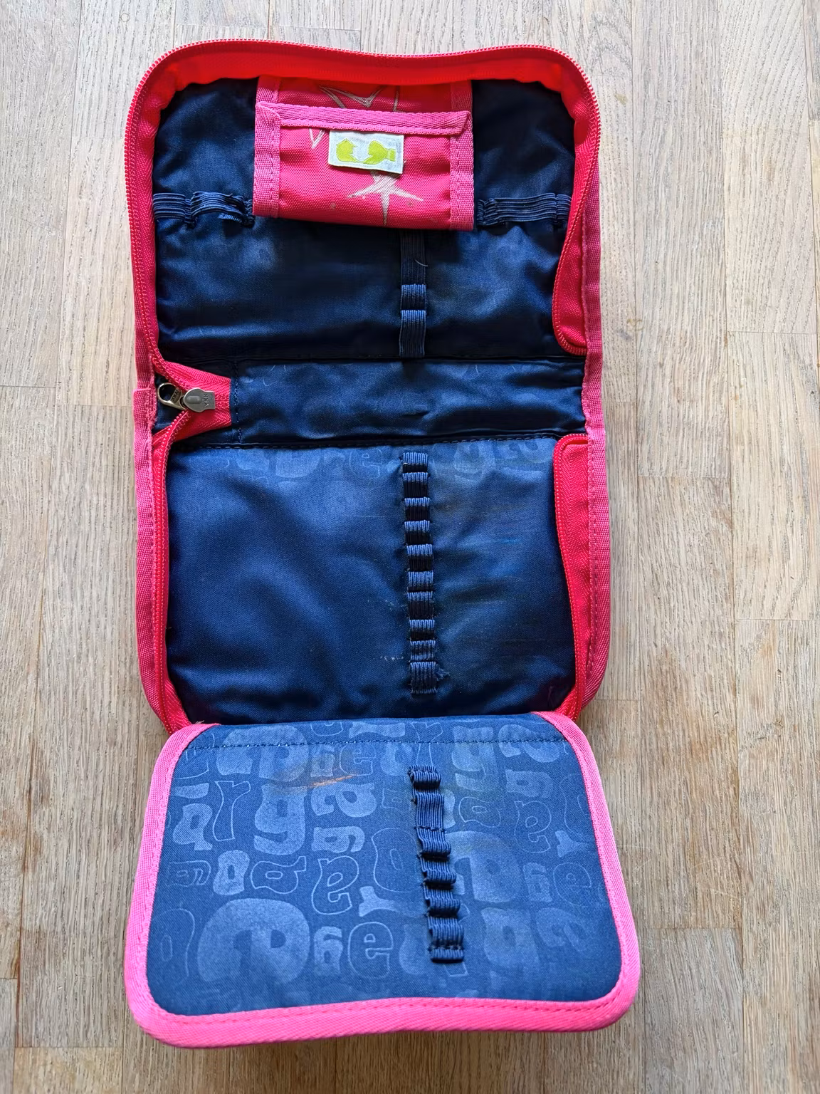 Penalhus Ergobag pink med grå stjerner – ca. 19 × 13 cm