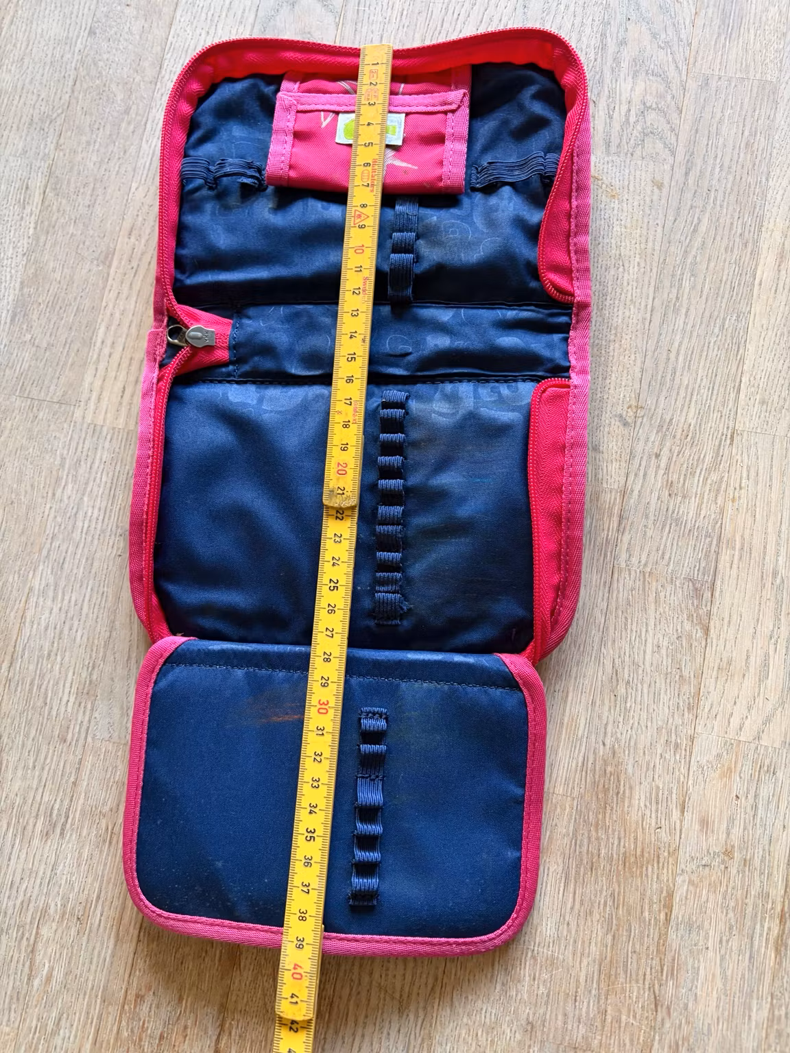 Penalhus Ergobag pink med grå stjerner – ca. 19 × 13 cm