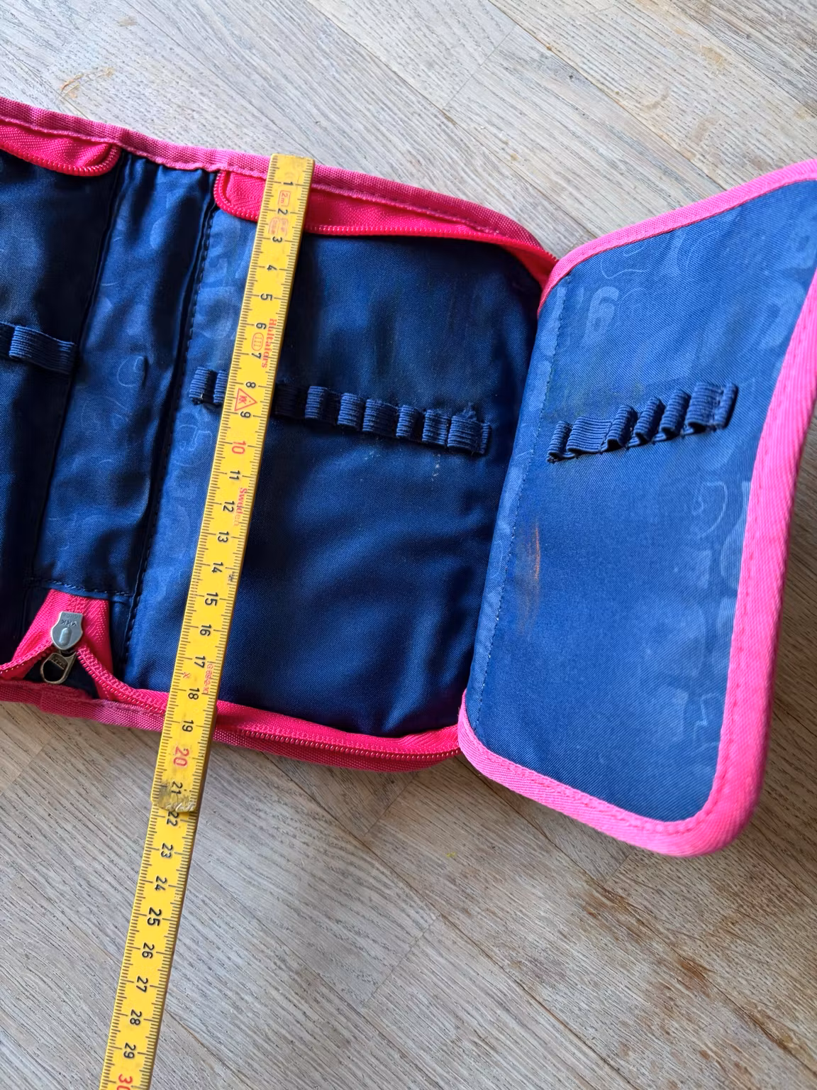 Penalhus Ergobag pink med grå stjerner – ca. 19 × 13 cm