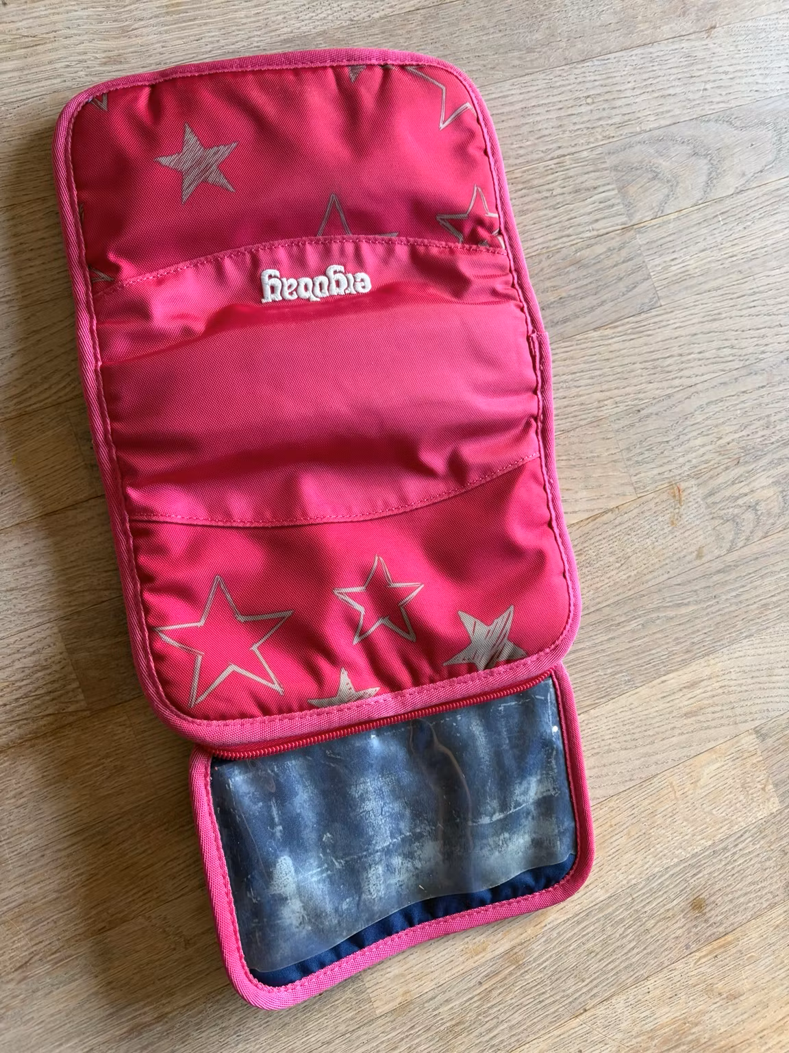 Penalhus Ergobag pink med grå stjerner – ca. 19 × 13 cm