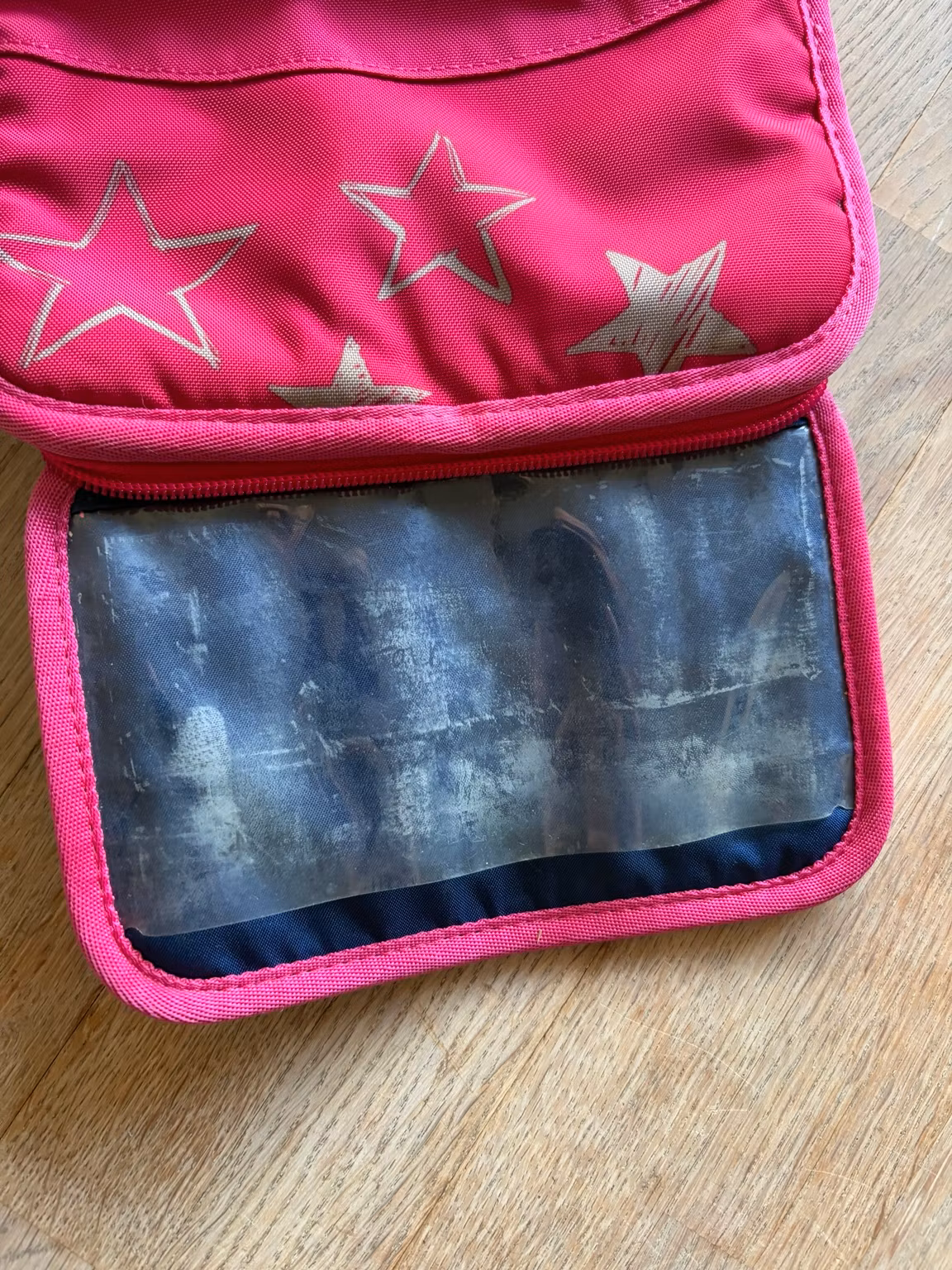 Penalhus Ergobag pink med grå stjerner – ca. 19 × 13 cm