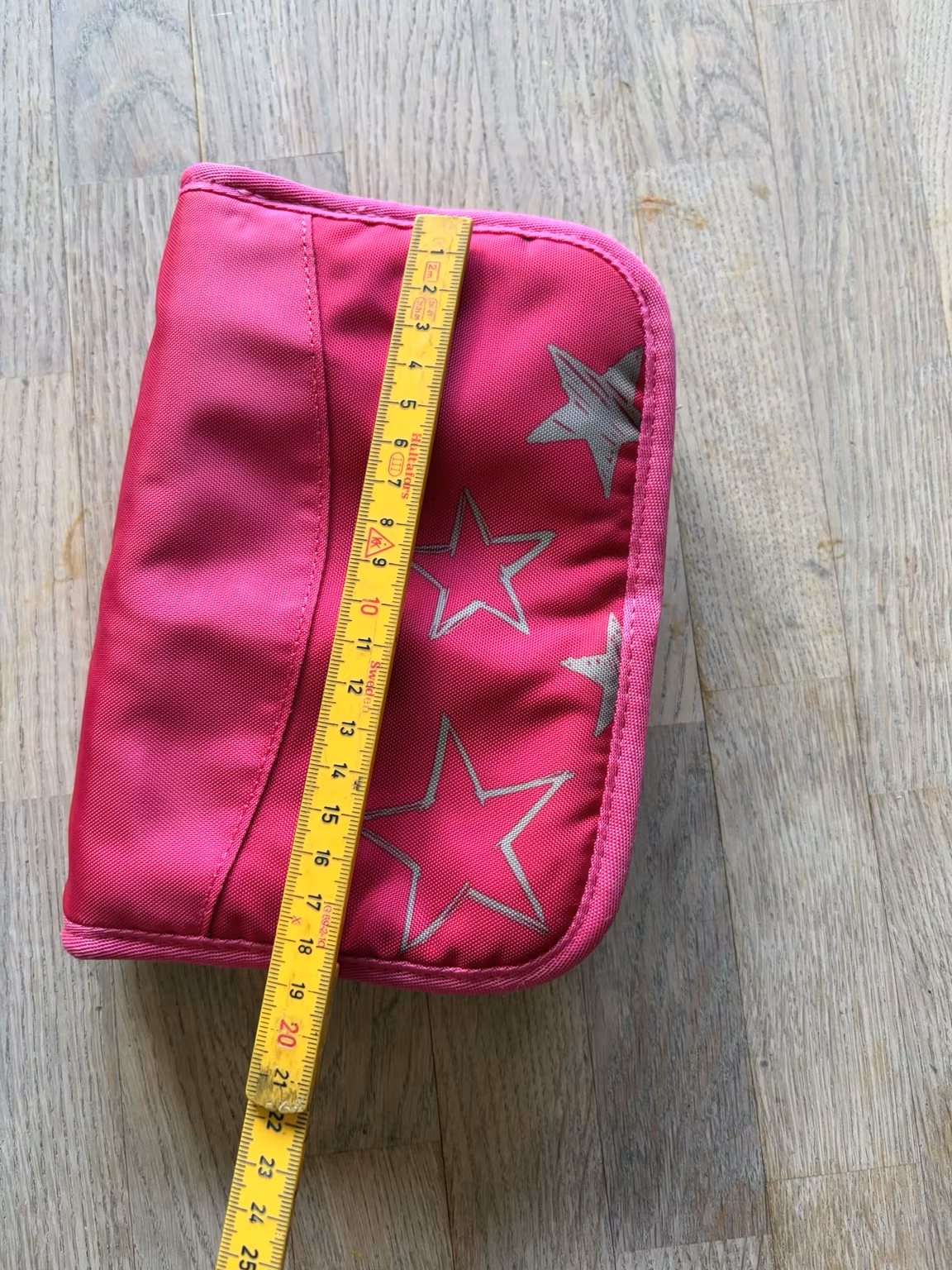 Penalhus Ergobag pink med grå stjerner – ca. 19 × 13 cm