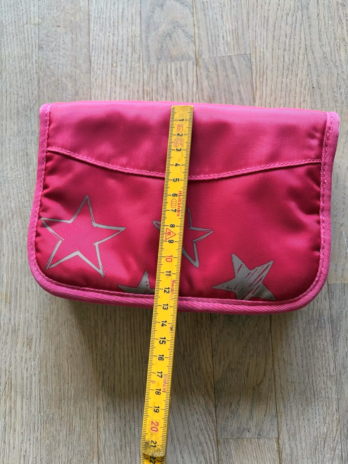 Penalhus Ergobag pink med grå stjerner – ca. 19 × 13 cm