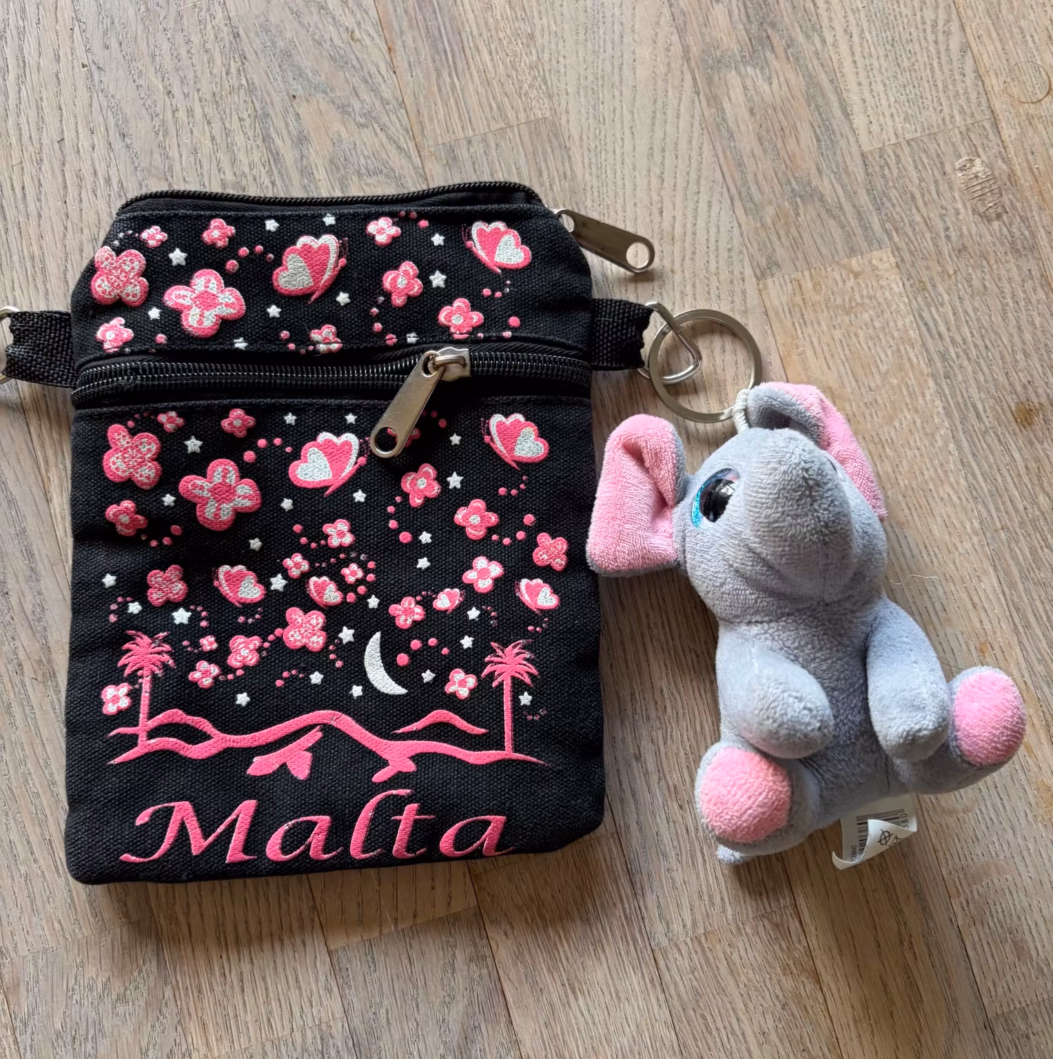 Taske Malta sort/pink med elefantnøglering – ca. 18,5 × 13,5 cm