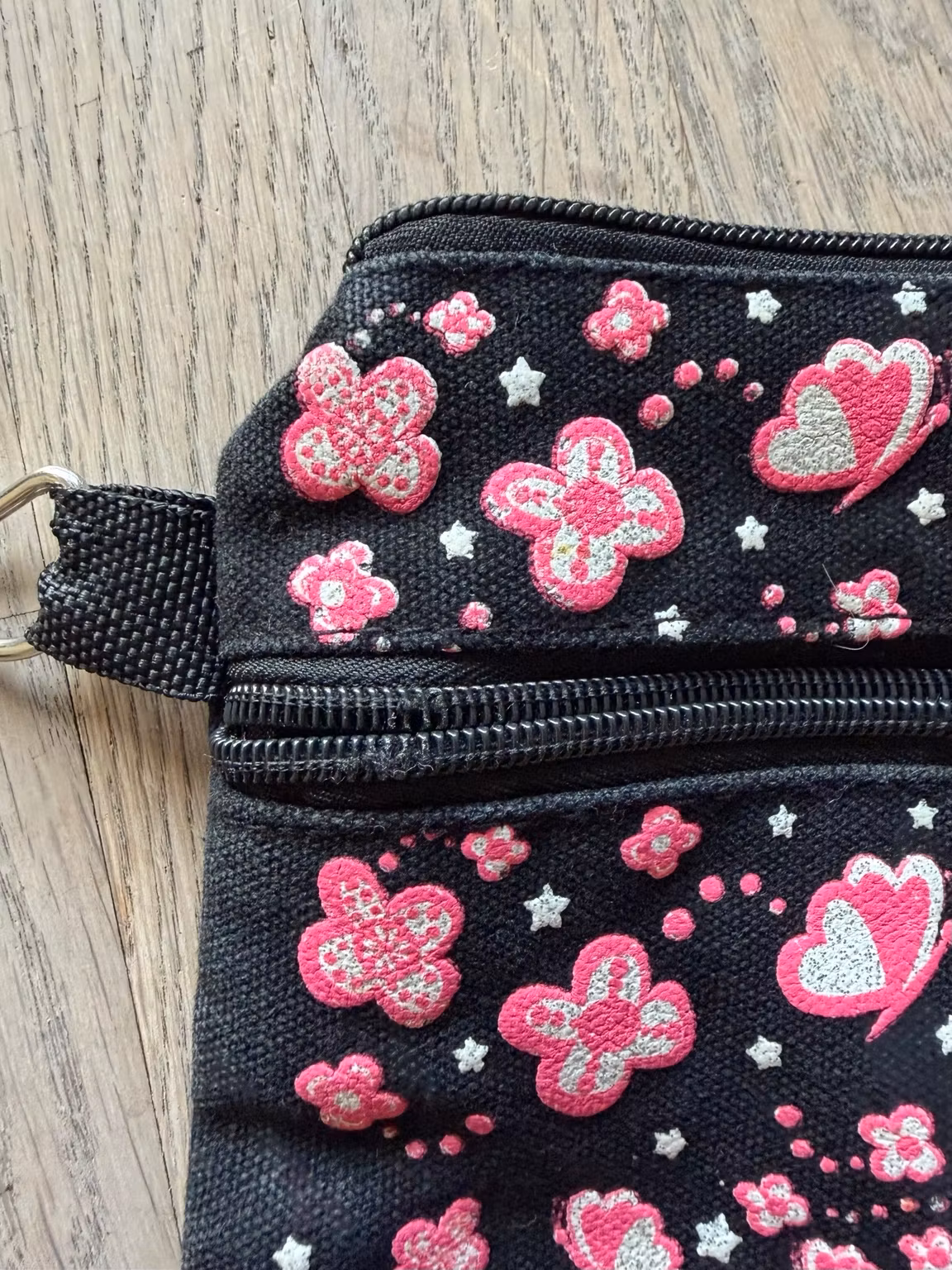 Taske Malta sort/pink med elefantnøglering – ca. 18,5 × 13,5 cm