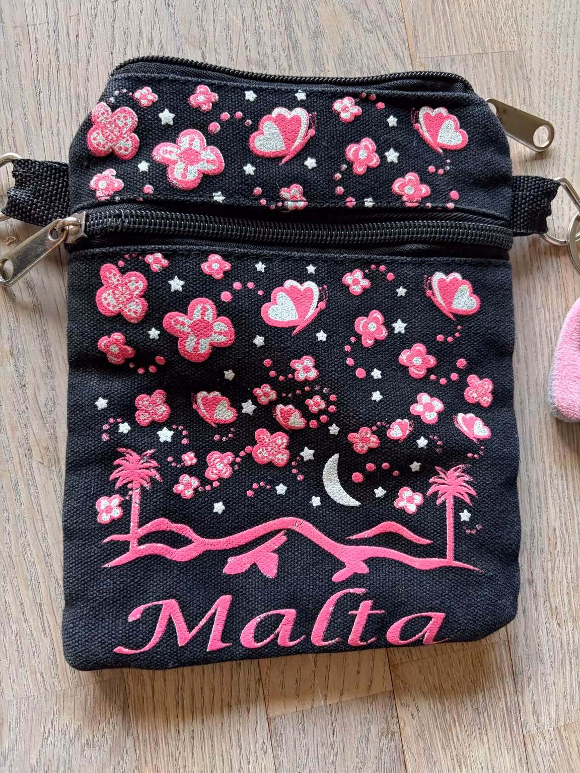 Taske Malta sort/pink med elefantnøglering – ca. 18,5 × 13,5 cm