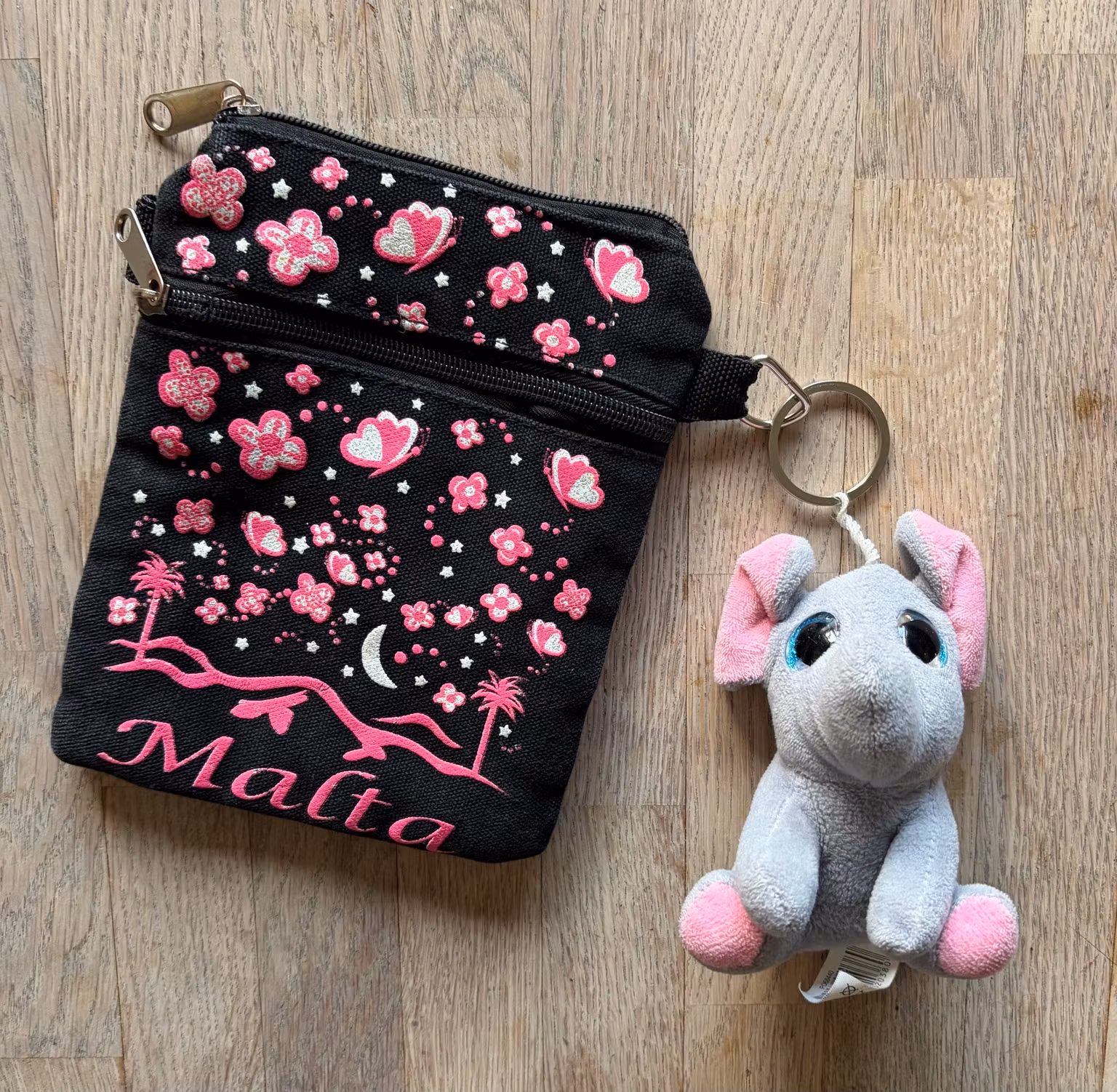 Taske Malta sort/pink med elefantnøglering – ca. 18,5 × 13,5 cm