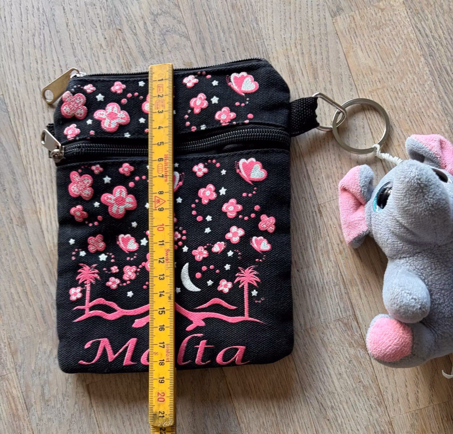 Taske Malta sort/pink med elefantnøglering – ca. 18,5 × 13,5 cm