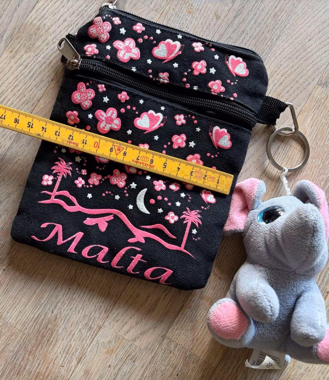 Taske Malta sort/pink med elefantnøglering – ca. 18,5 × 13,5 cm