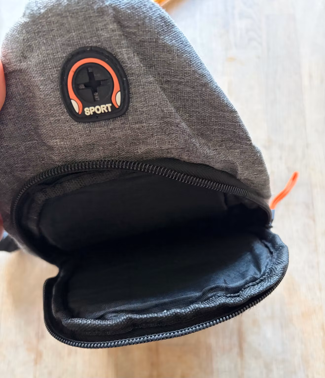 Slingtaske grå med orange detaljer – ca. 30 × 18 cm