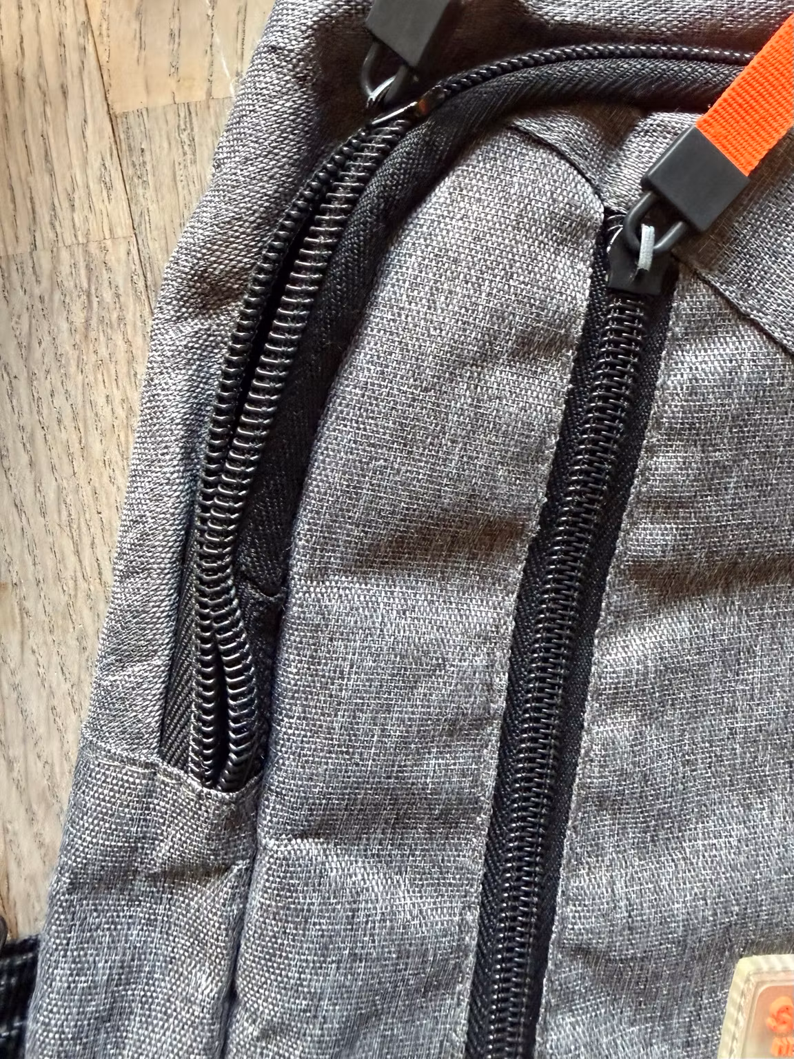 Slingtaske grå med orange detaljer – ca. 30 × 18 cm