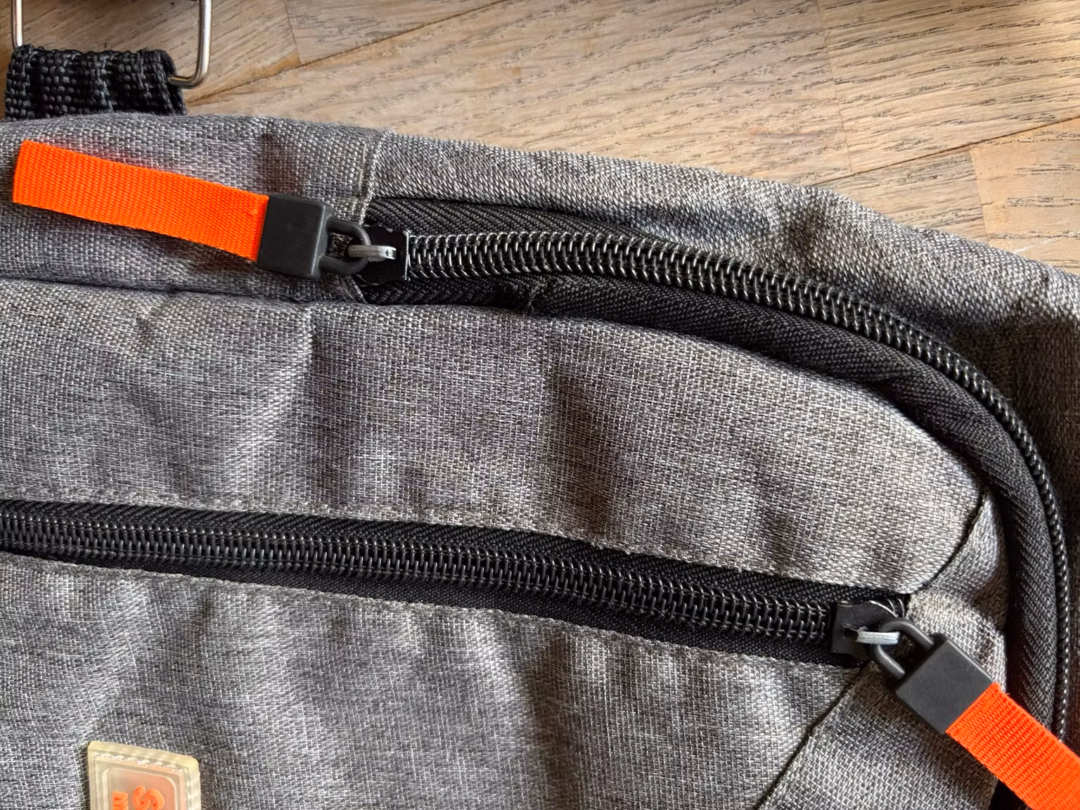 Slingtaske grå med orange detaljer – ca. 30 × 18 cm