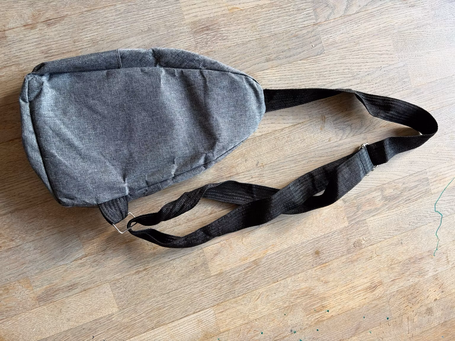 Slingtaske grå med orange detaljer – ca. 30 × 18 cm