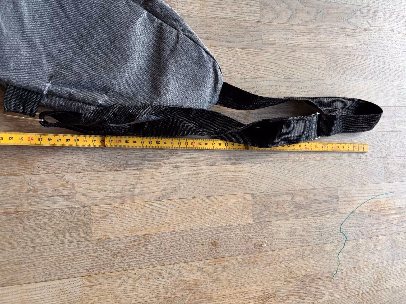 Slingtaske grå med orange detaljer – ca. 30 × 18 cm