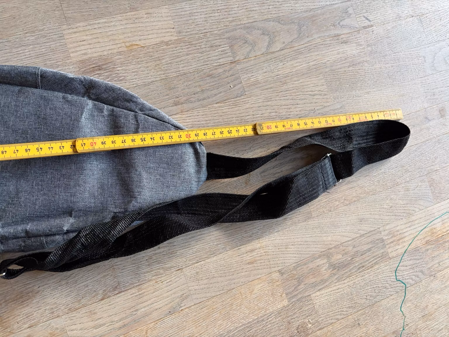 Slingtaske grå med orange detaljer – ca. 30 × 18 cm