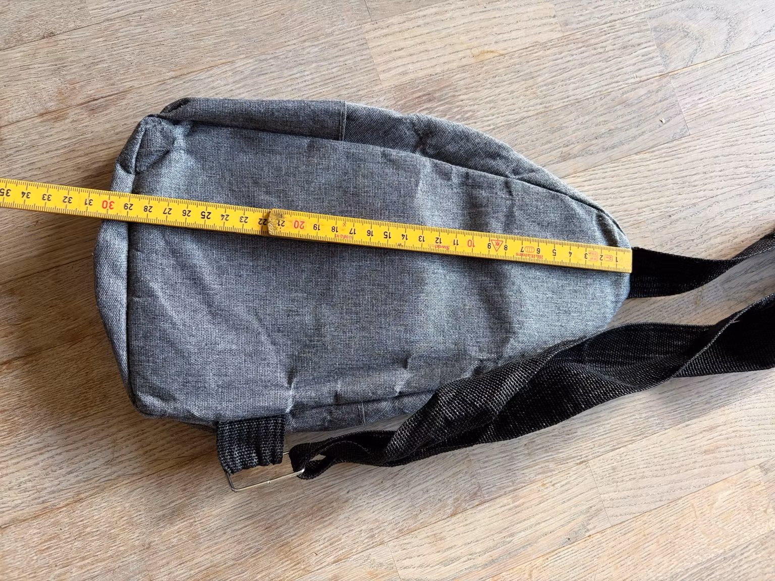 Slingtaske grå med orange detaljer – ca. 30 × 18 cm
