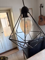 Pendel sort geometrisk metal med ravfarvet dekorationspære