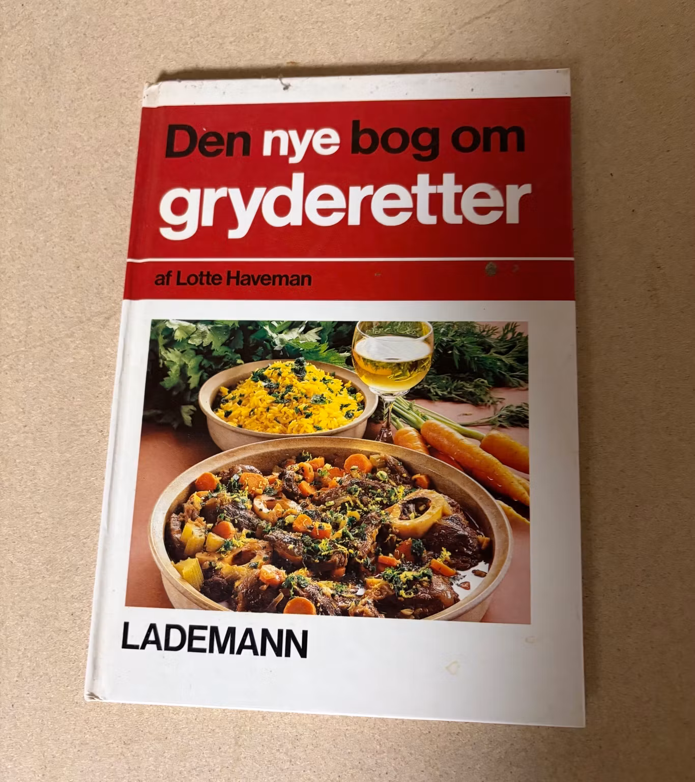 Kogebog – Den nye bog om gryderetter af Lotte Haveman 1987