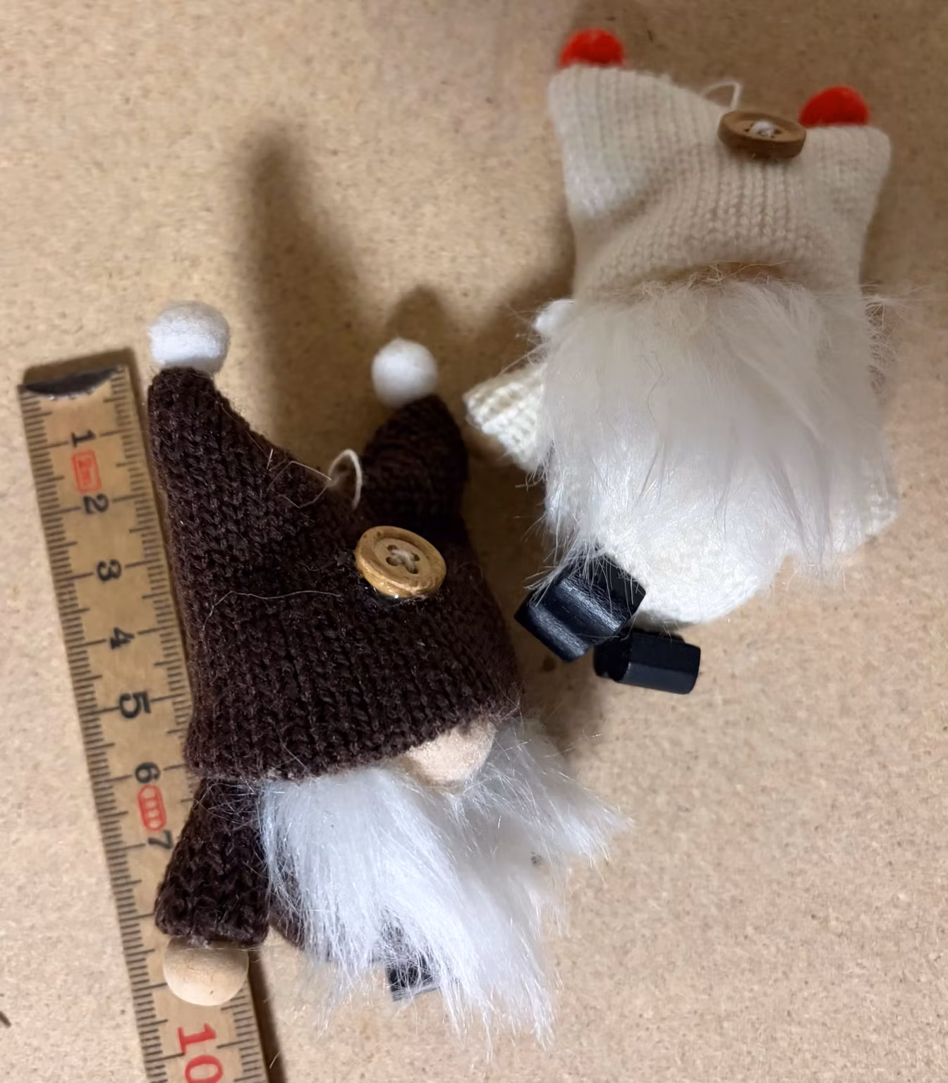 Nisser ved tommestok – højde cirka 10 cm