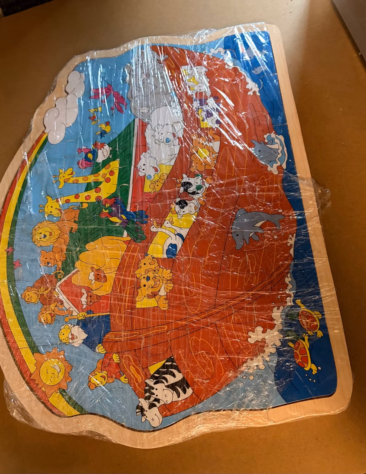 Træpuslespil med Noahs ark, dyrepar og regnbue i træramme