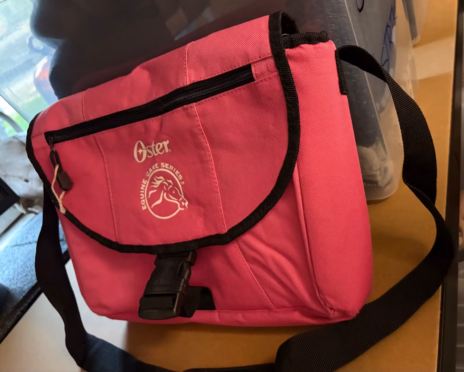 Pink Oster-strigletaske set fra siden