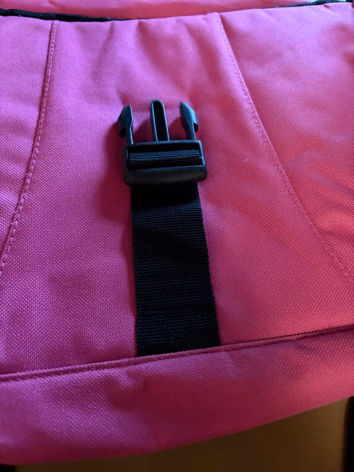 Detalje af Oster-taskens spænde og rem