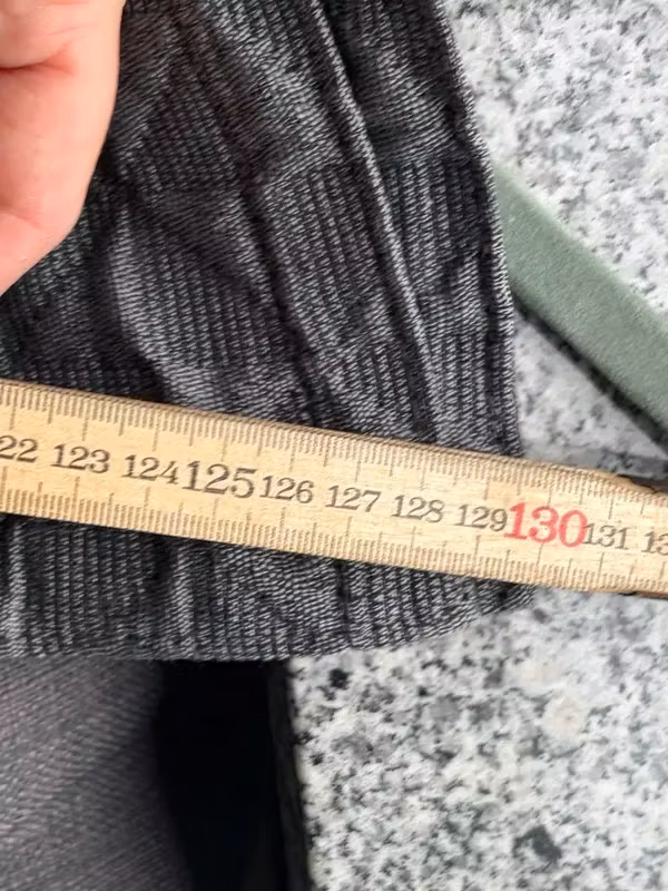 Mette Ditmer gråt plaid med grafisk mønster – ca. 130 cm bredt