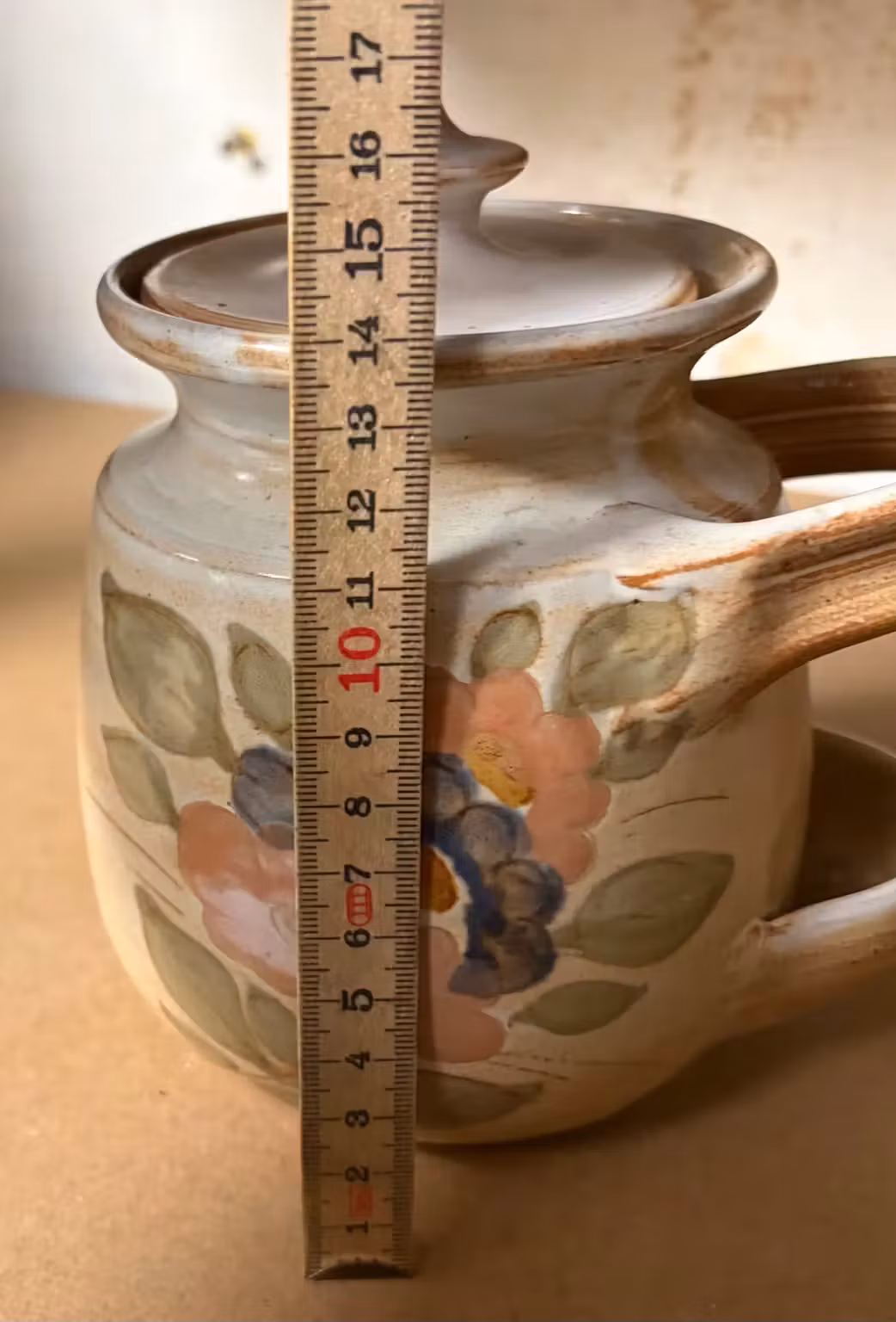 Krukken målt til cirka 16 cm høj