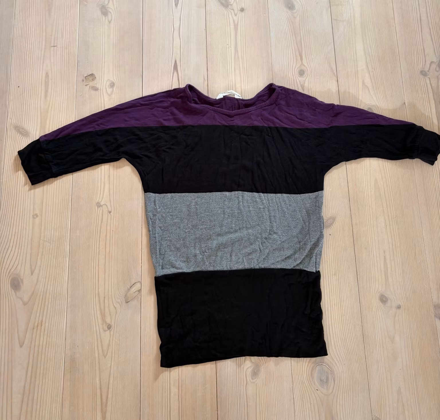 Originalfoto 1 – Bluse H&M lilla, sort og grå – str. 134/140