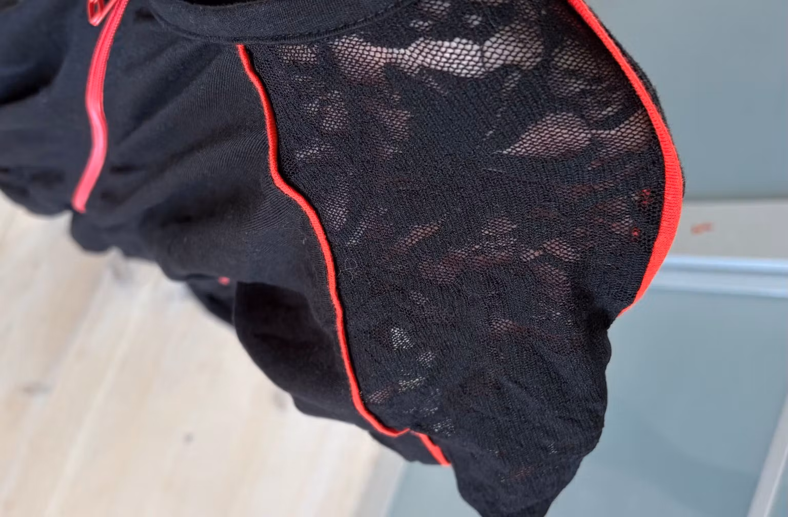 D-XEL sort buksedragt med røde detaljer – originalfoto 2