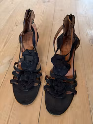 Sandaler Mary B – sorte med blomster og kilehæl – str. 40