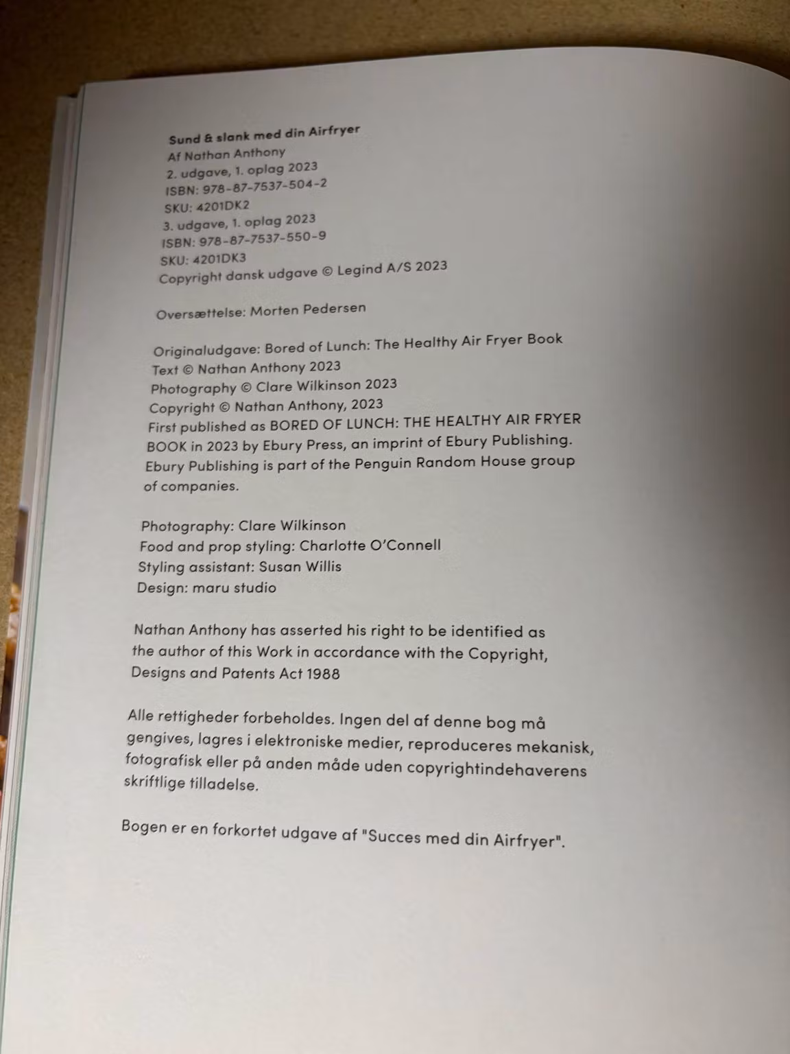 Kolofon med udgave og ISBN – Sund & slank med din Airfryer