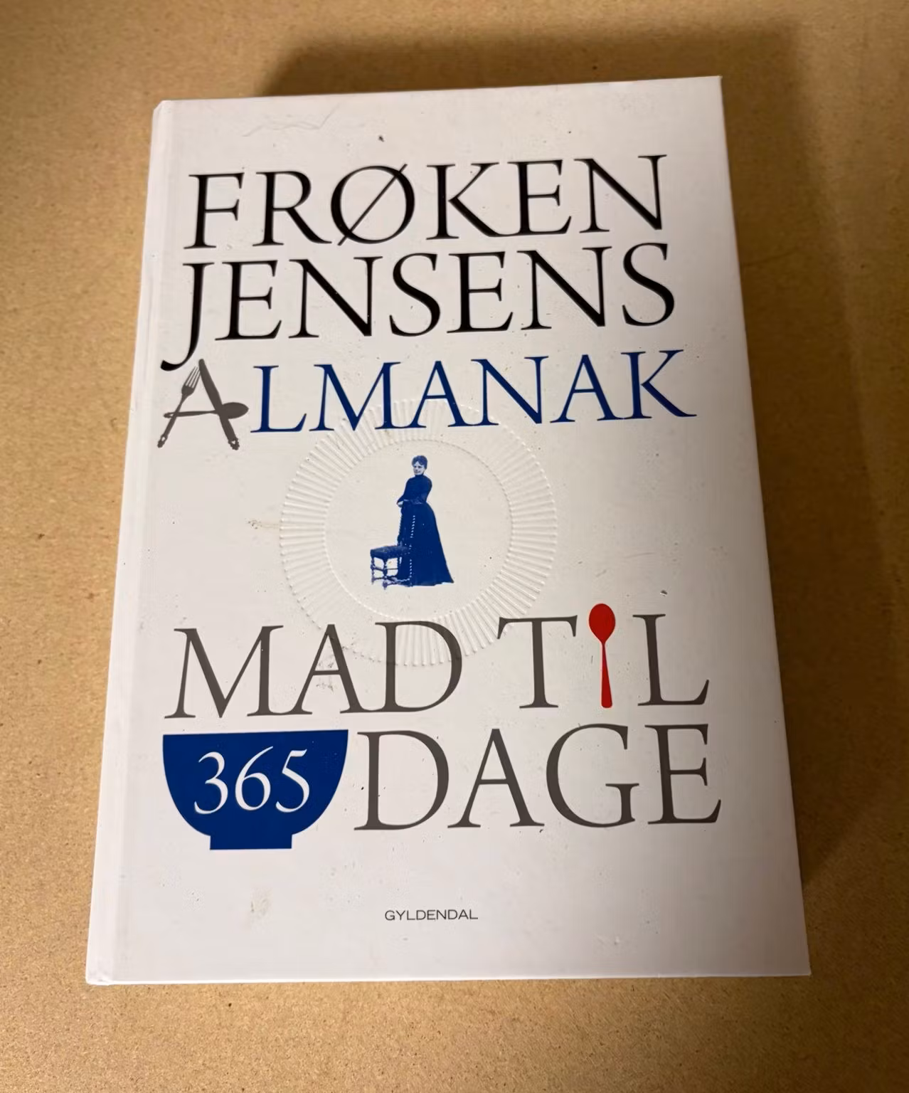 Frøken Jensens Almanak set liggende med synligt omslagsslid