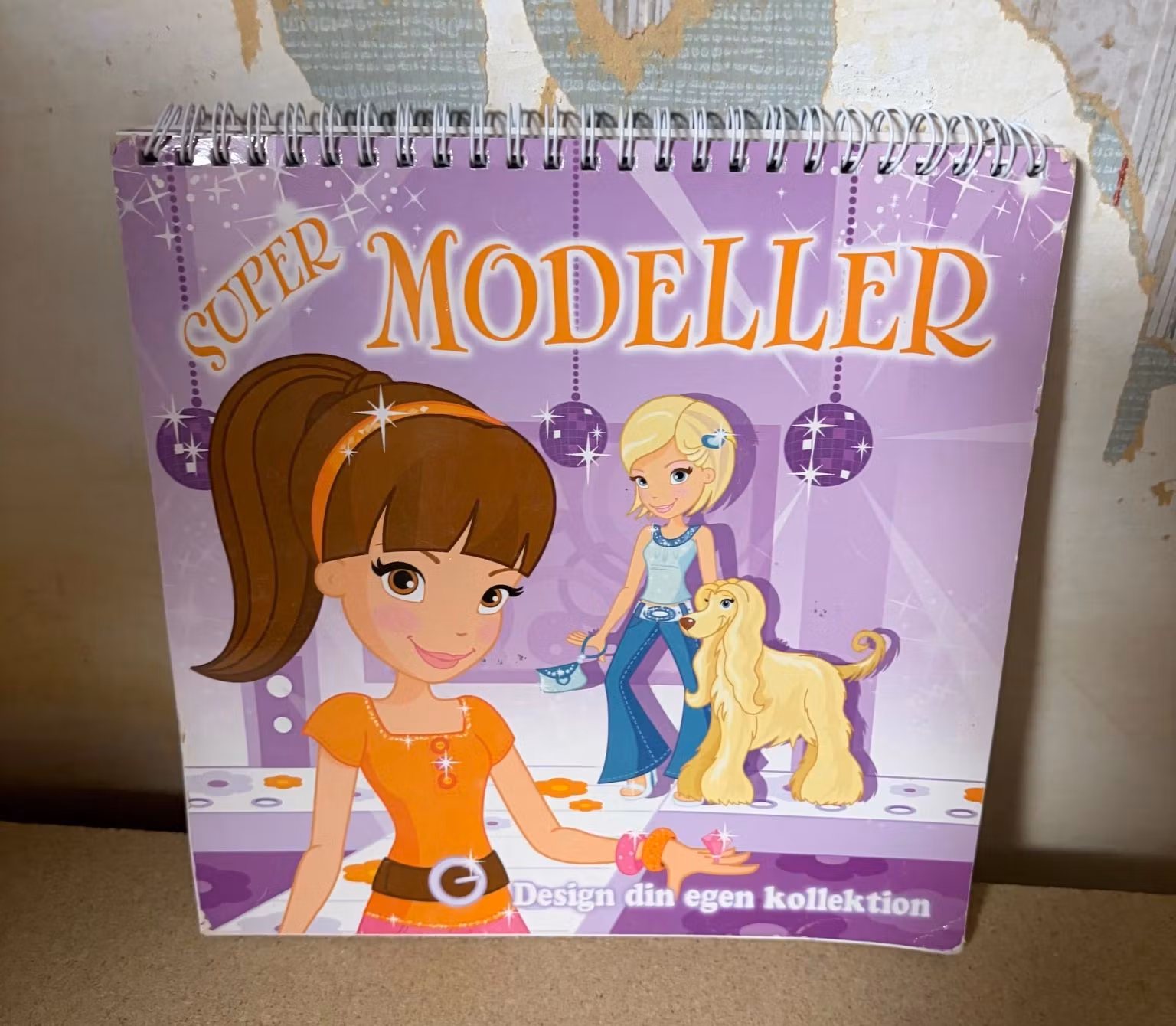 Super Modeller – lilla forside og spiral