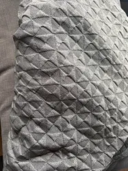 Mette Ditmer gråt plaid med grafisk mønster – ca. 130 cm bredt