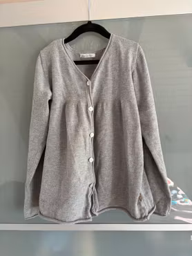 Cardigan POMPdeLUX grå med hjertemærke – str. 134–140
