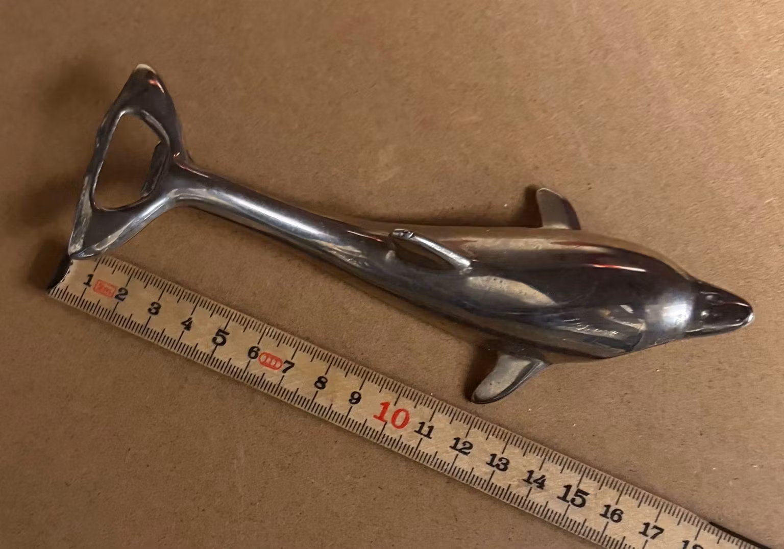 Originalfoto – Oplukker formet som delfin – sølvfarvet metal, ca. 17 cm