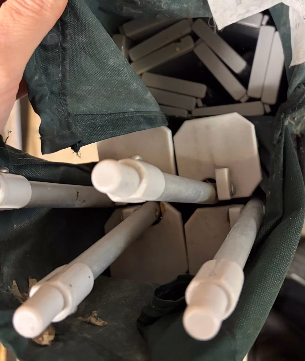 Bordets sammenpakkede dele og taskens inderside