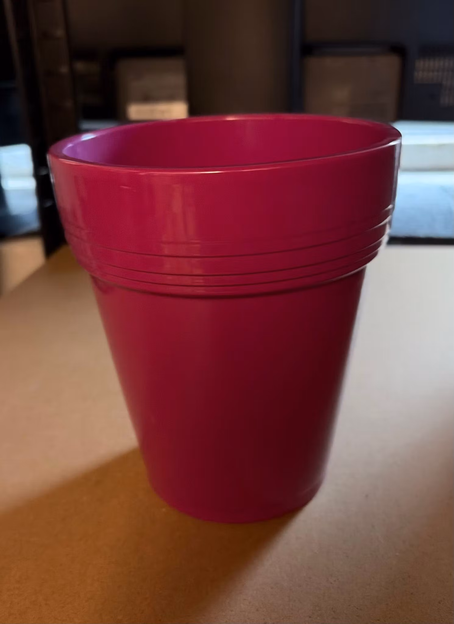 Pink urtepotteskjuler med bred kant og vandrette riller