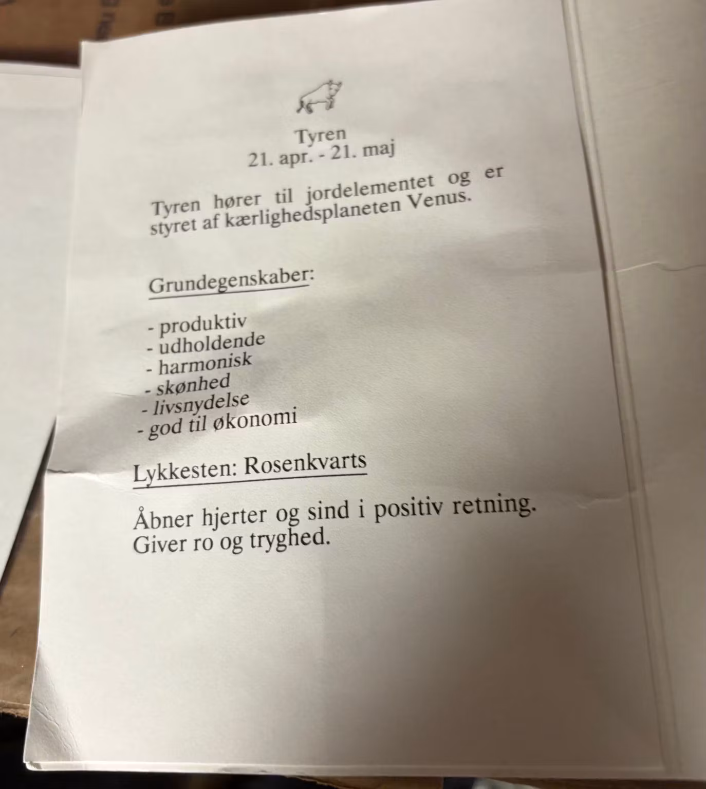 Nærbillede af Tyren-kortets trykte indlæg og folder