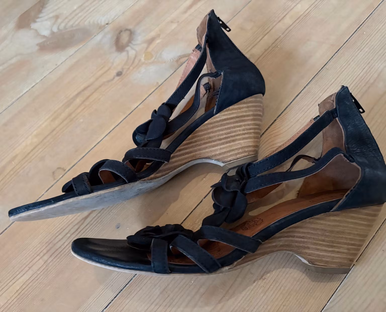 Sandaler set fra siden med kilehæl