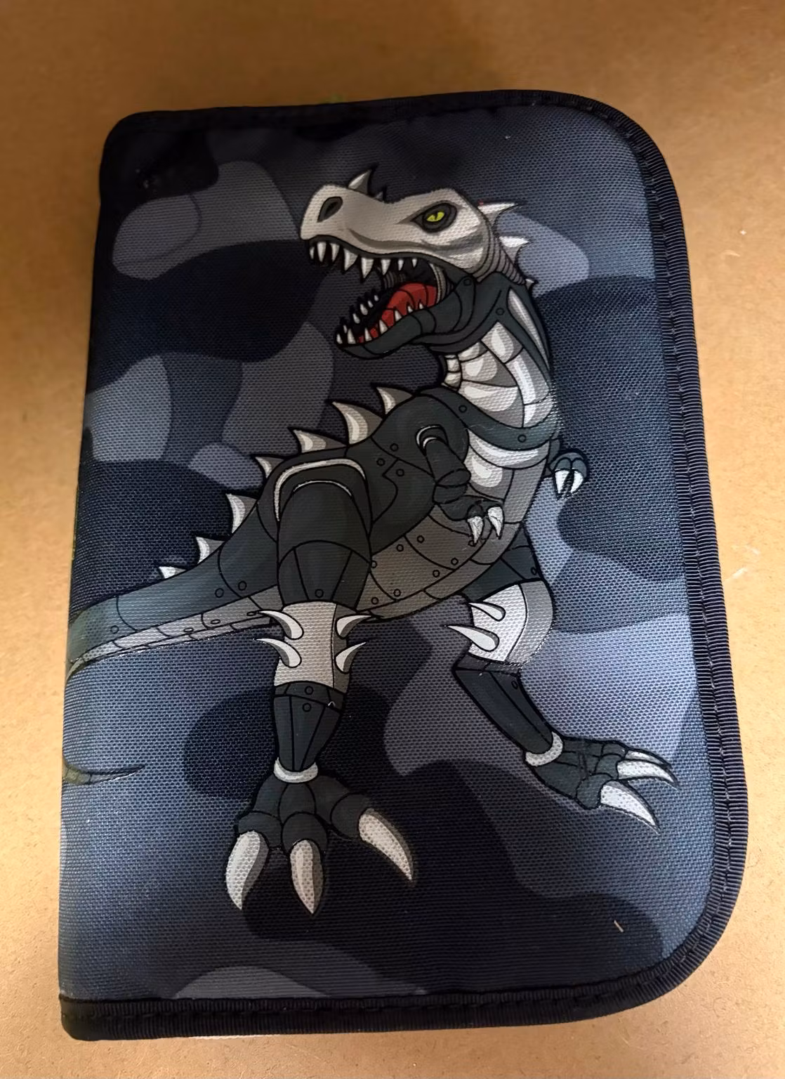 Foldud-penalhus med Camo Rex-dinosaur