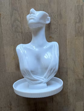 Smykkeholder hvid buste med skål – ca. 35 cm