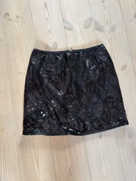 Pailletnederdel – sort geometrisk mønster, længde ca. 36 cm