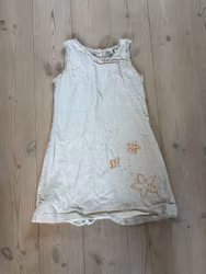 Børnekjole i hør – råhvid med orange broderi, str. 124–132