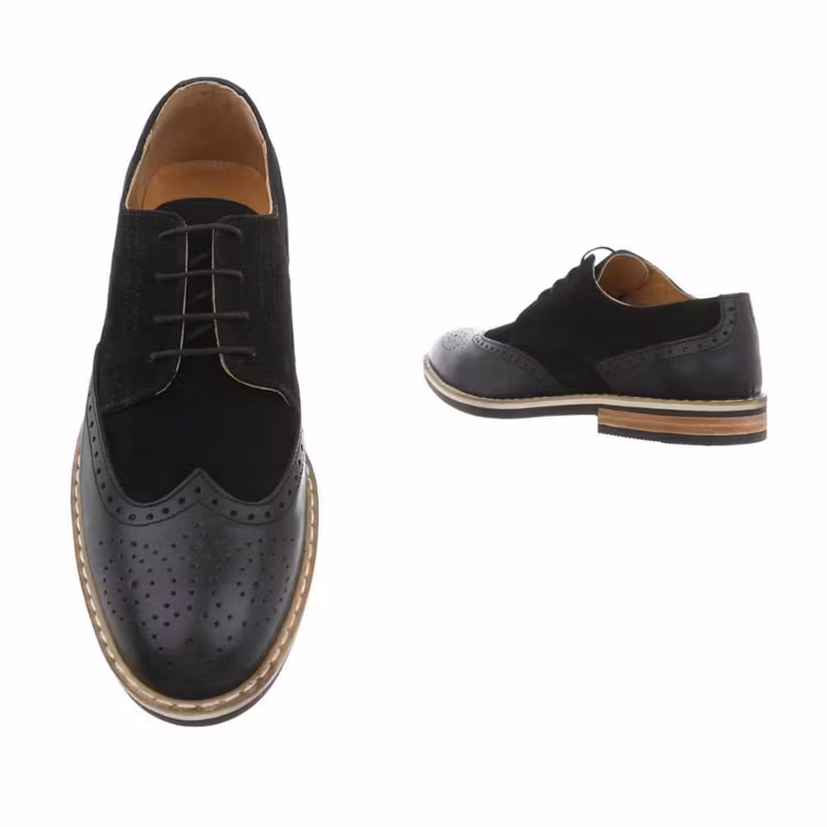 Svart lädersko med brogue mönster