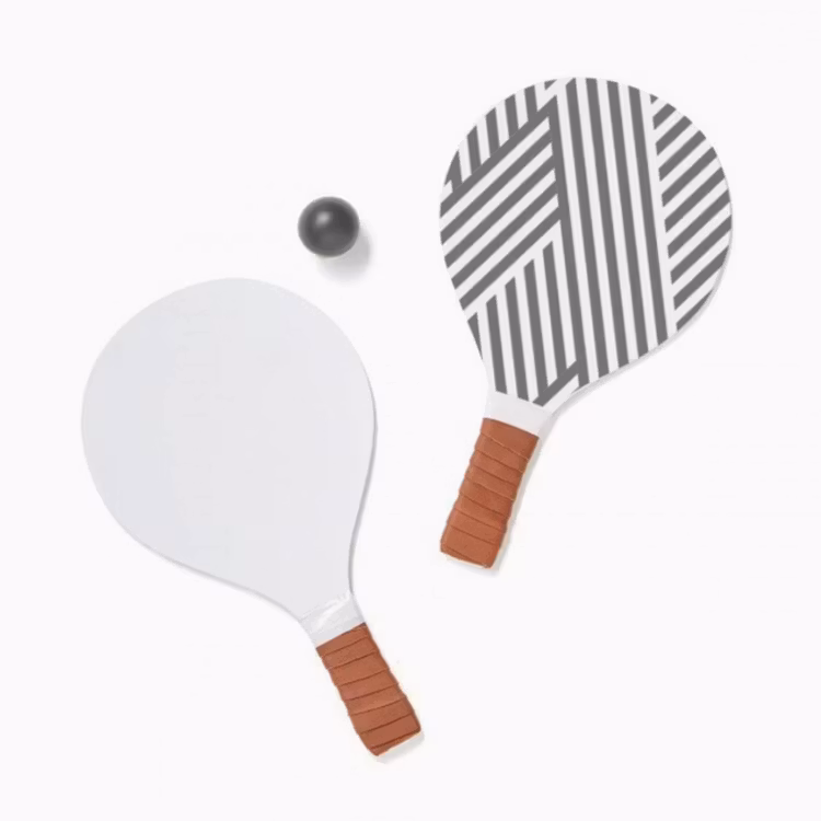 Strandtennisrack med boll