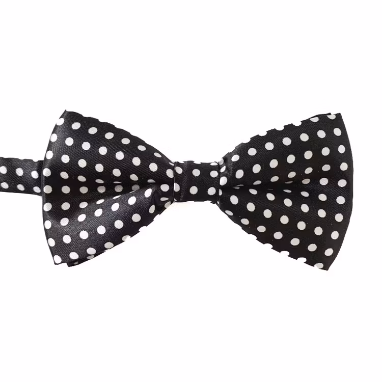 Svart fluga med vita prickar