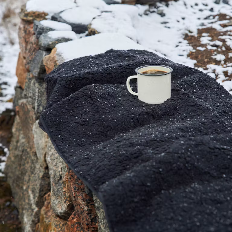 Sittunderlag/pläd Svart 50x150cm - Sagaform